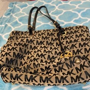 Michael kors pocketbook.